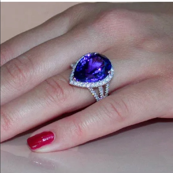 Jewelry -  Stunning Pear Shaped Ring NEW 6